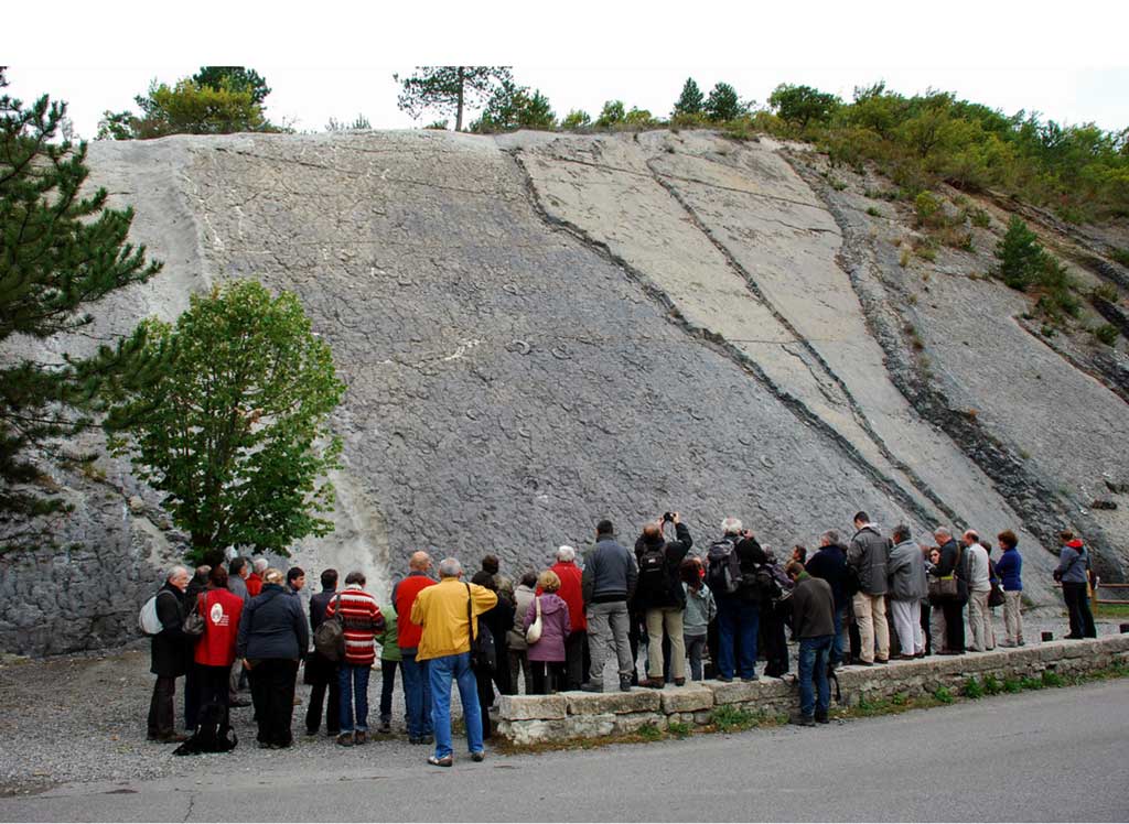 Avant travaux : les visiteurs sont au bord de la route.